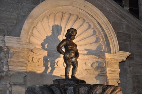 Eltűnt a pisilő kisfiú - miért divat látványosságokat lopni?