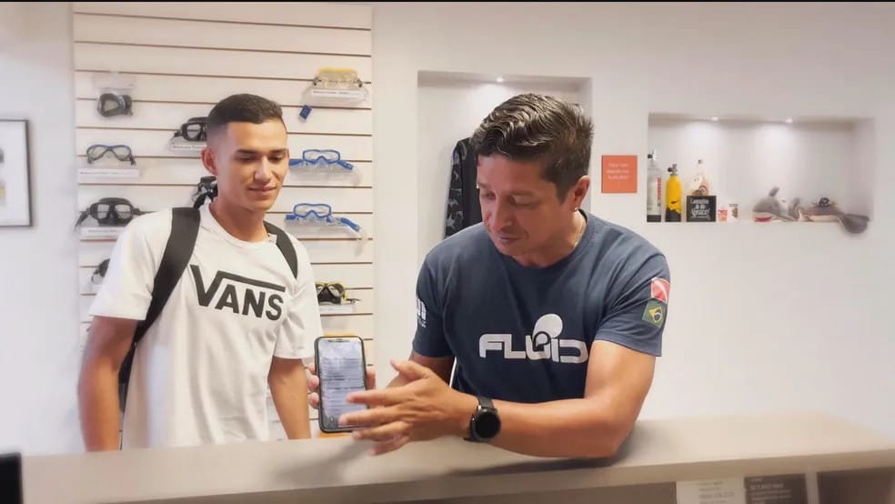 Életmentés közben süllyedt el egy brazil férfi iPhone-ja – egy héttel később megtalálták a tó mélyén, és utána jött a meglepetés