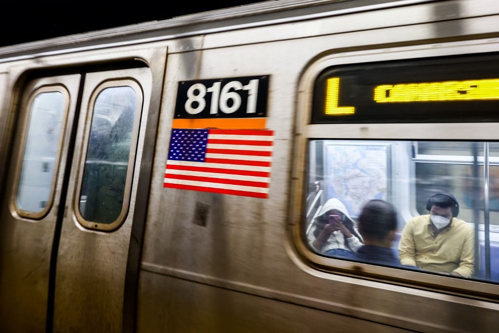 Addig tartottak fojtófogásban egy balhézó utast a New York-i metrón, hogy végül meghalt