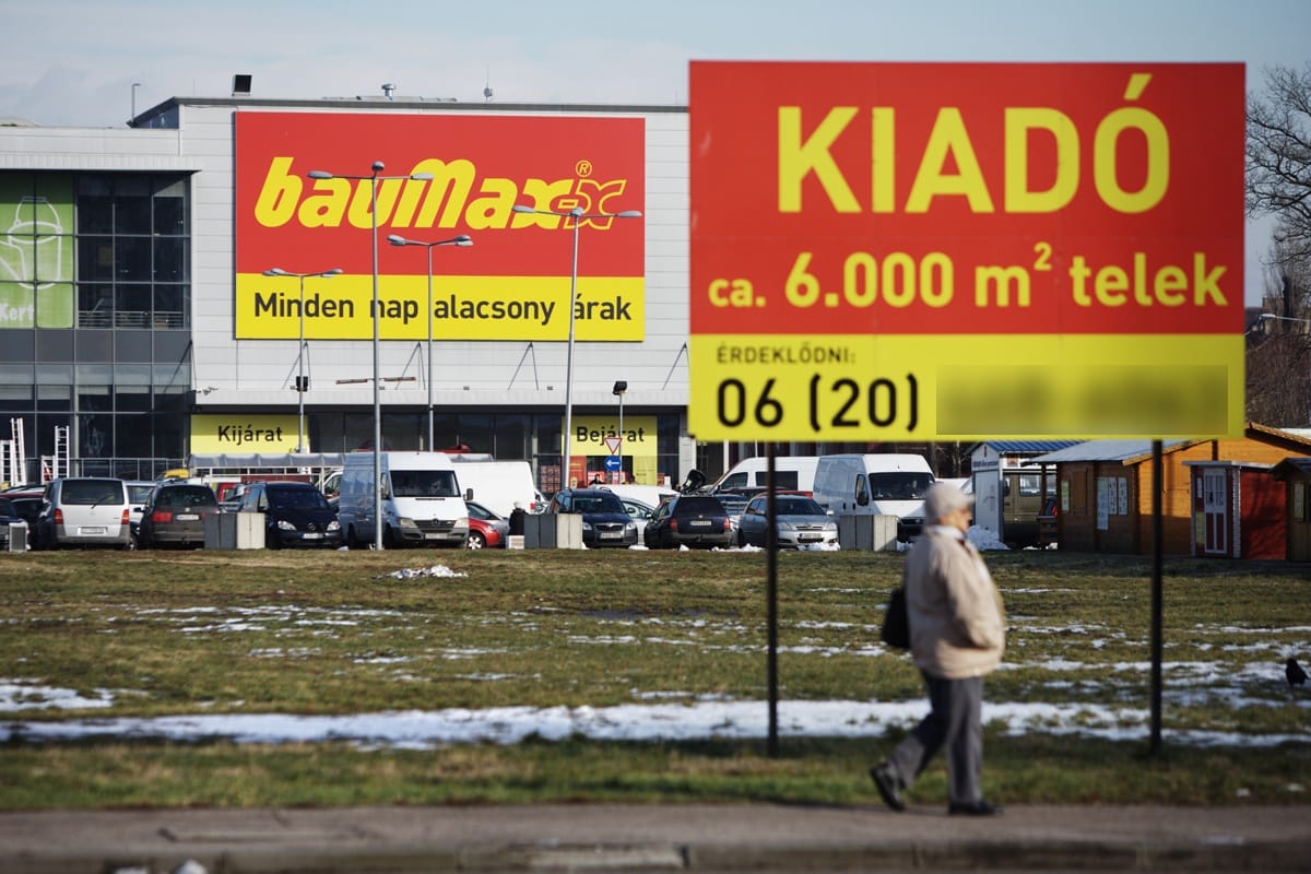 Már a polcokat árulják a szegedi Baumaxban