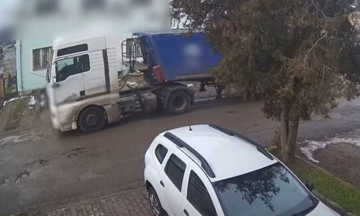 Sofőr nélkül indult el egy kamion Egerben, vasúti oszlop fogta meg – videó