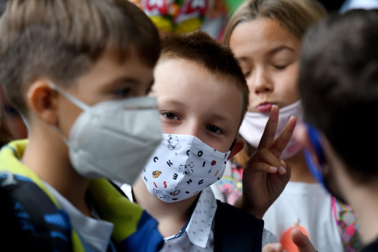 Házi gyermekorvos: Kötelező maszkviseléssel az enyhe tünetekkel rendelkező, akár koronavírusos gyerekek is járhatnának iskolába