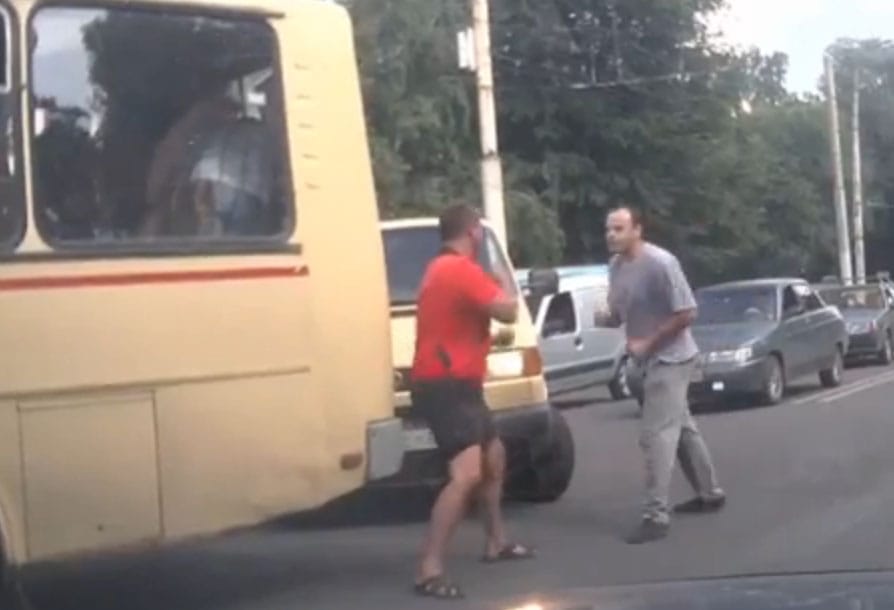 Így bunyóznak az orosz autósok - videó