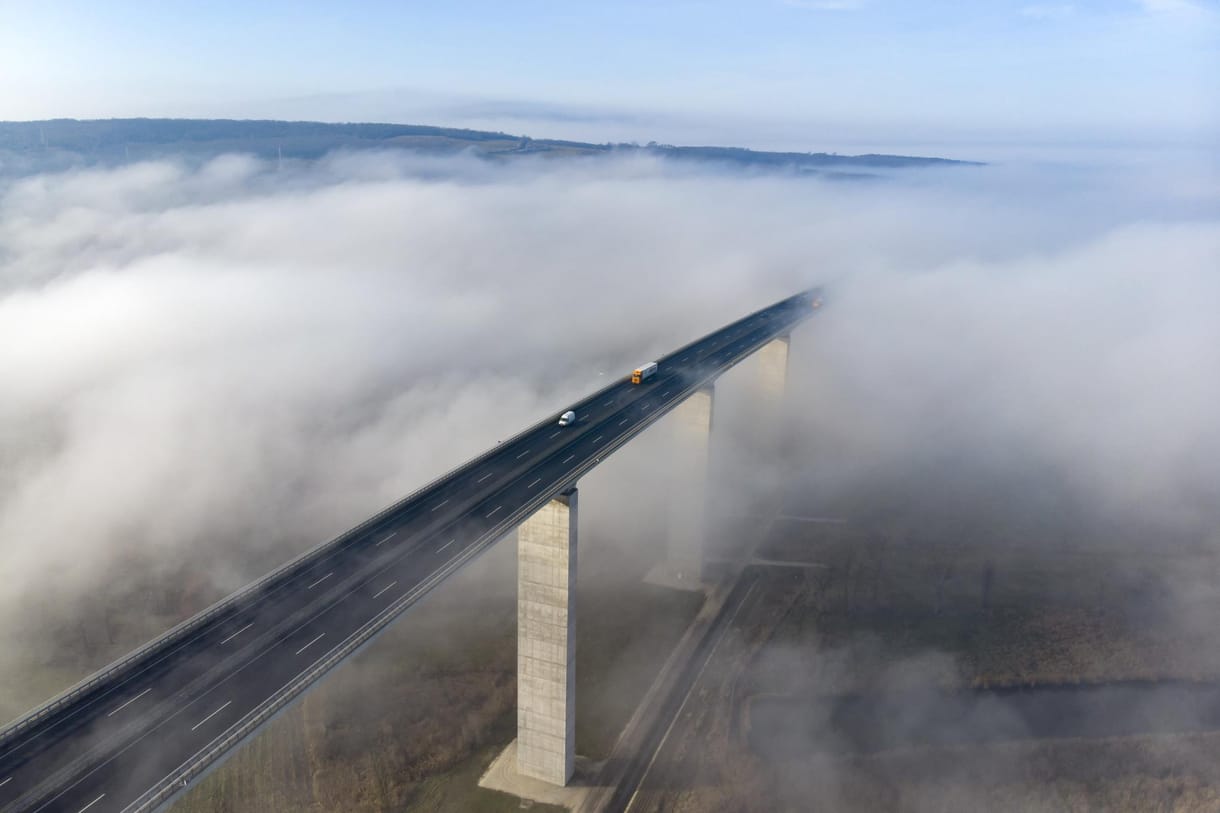 Két hétig lezárás nehezíti az életet az M7-esen, felújítják a Kőröshegyi völgyhidat