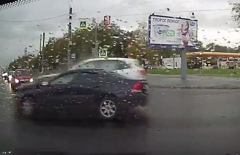 Elemi erővel csapódott az Audi a Volvoba – videó