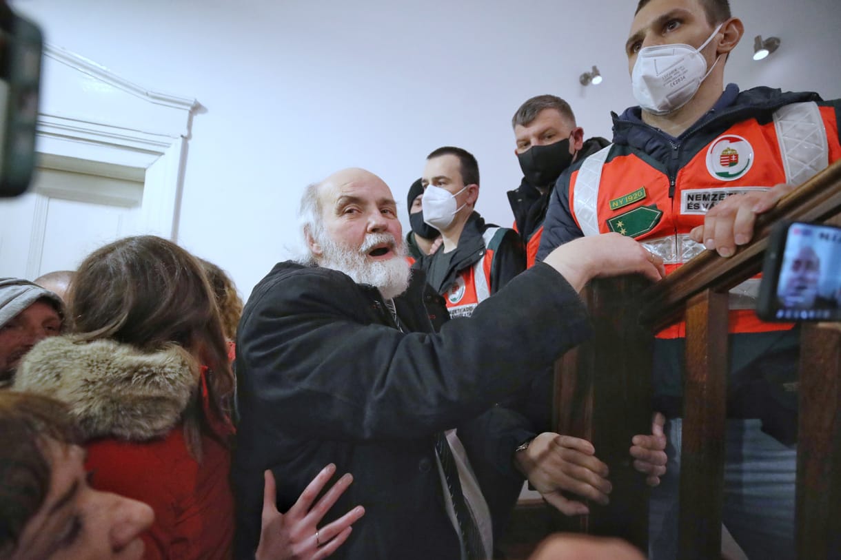 Iványi Gáborék mellett tüntetnek az Oltalom Karitatív Egyesület központjánál