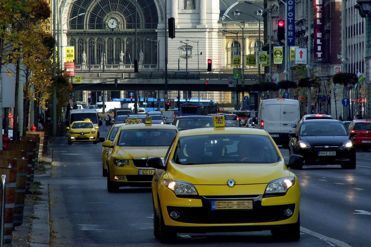 Így lógnak ki taxival az emberek a karanténból