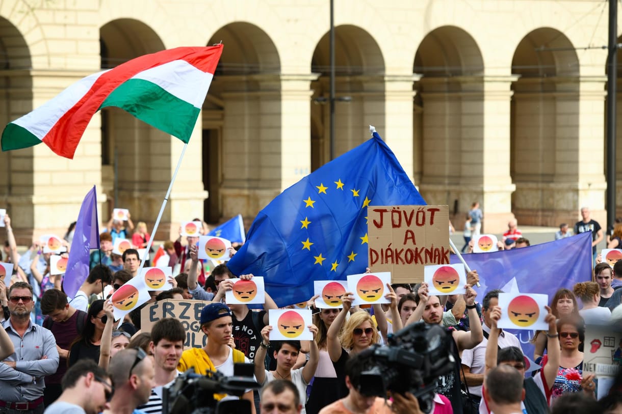 Közös nyelvvizsgázásra hívták a tüntető diákok Orbánt