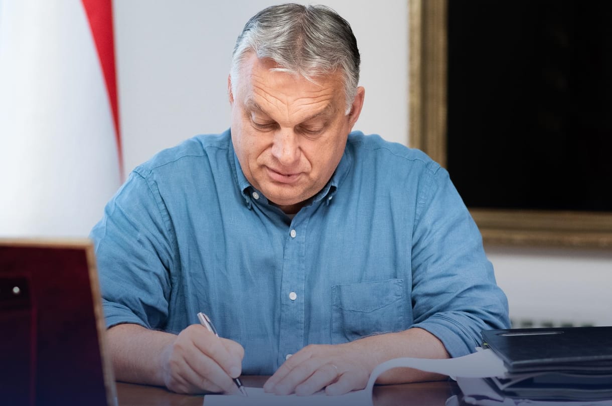 Orbán Viktor aláírt valamit
