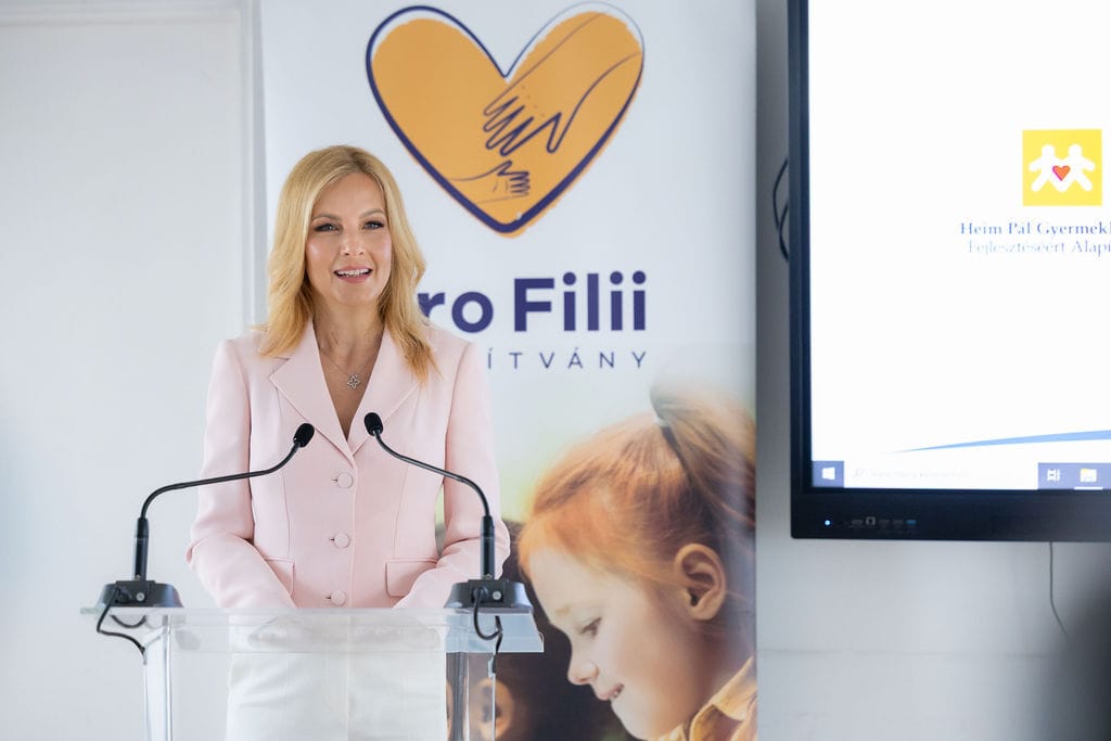 Hat és fél millió forint értékű outfitben jótékonykodott Várkonyi Andrea a Heim Pál Gyermekkórházban