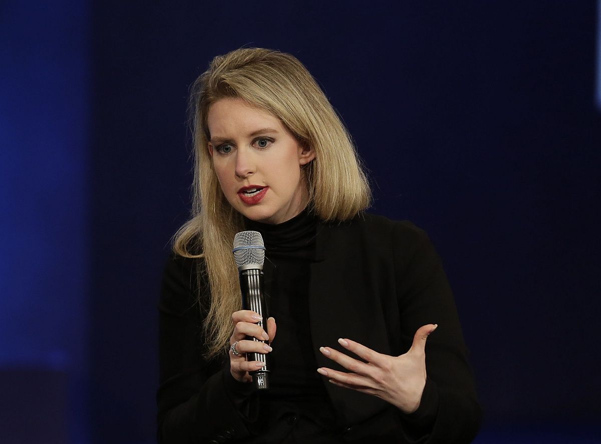 Egy szélhámos és kellékei: Elizabeth Holmes, akit most 11 év börtönre ítéltek