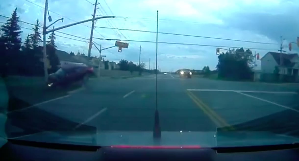 Levegőbe repült, úgy ütötte ki a közlekedési lámpát az autós – videó