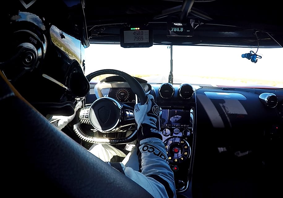 Videó: Szinte semmi különös belülről, ahogy a Koenigsegg 458 km/h-s tempóval száguld