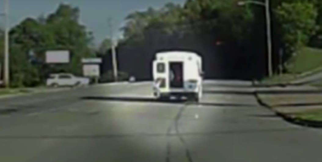 Menet közben esett ki a templomi buszból egy 4 éves kislány – videó