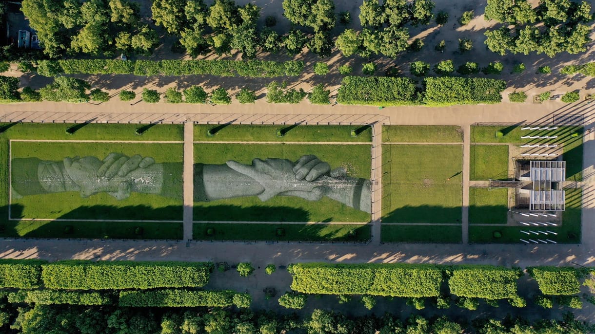 Gigantikus, lebomló festményt festettek az Eiffel-torony lábához