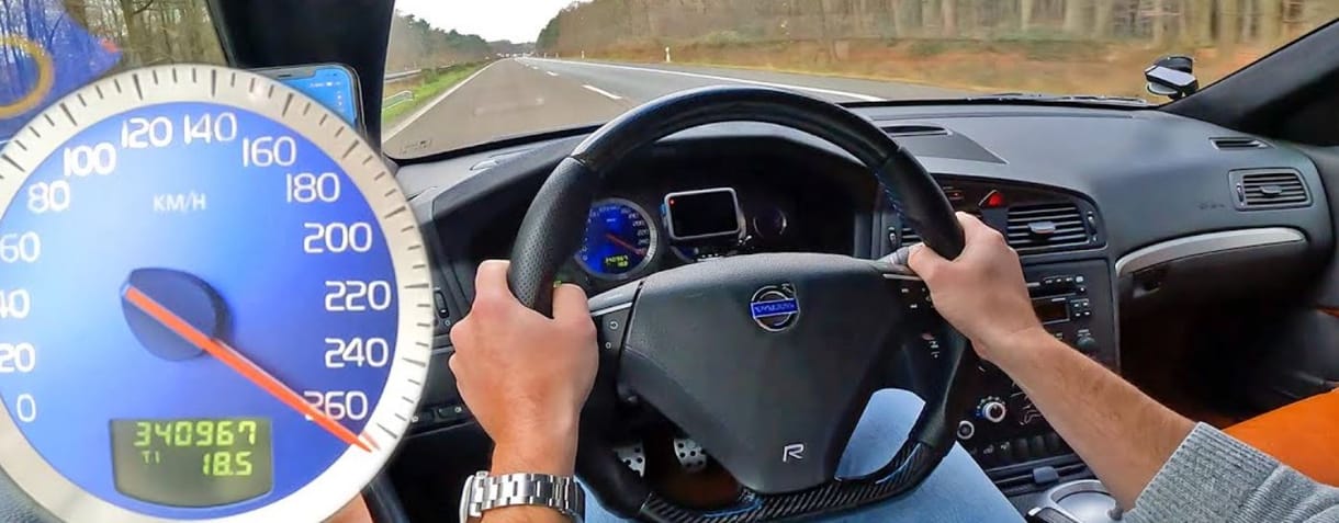 Simán 300 felett robog a húszéves Volvo az autópályán – videó
