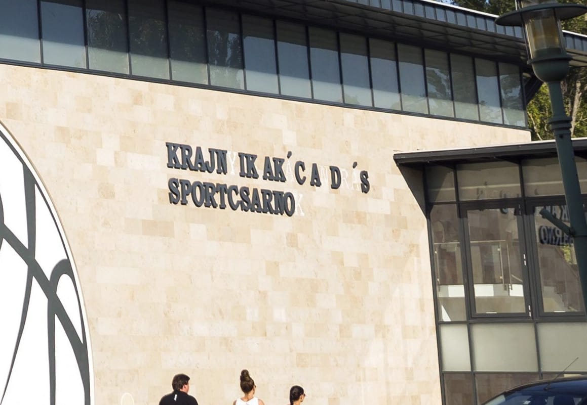 Szombaton adtak át egy egymilliárdos sportcsarnokot, máris lepotyogtak róla a betűk