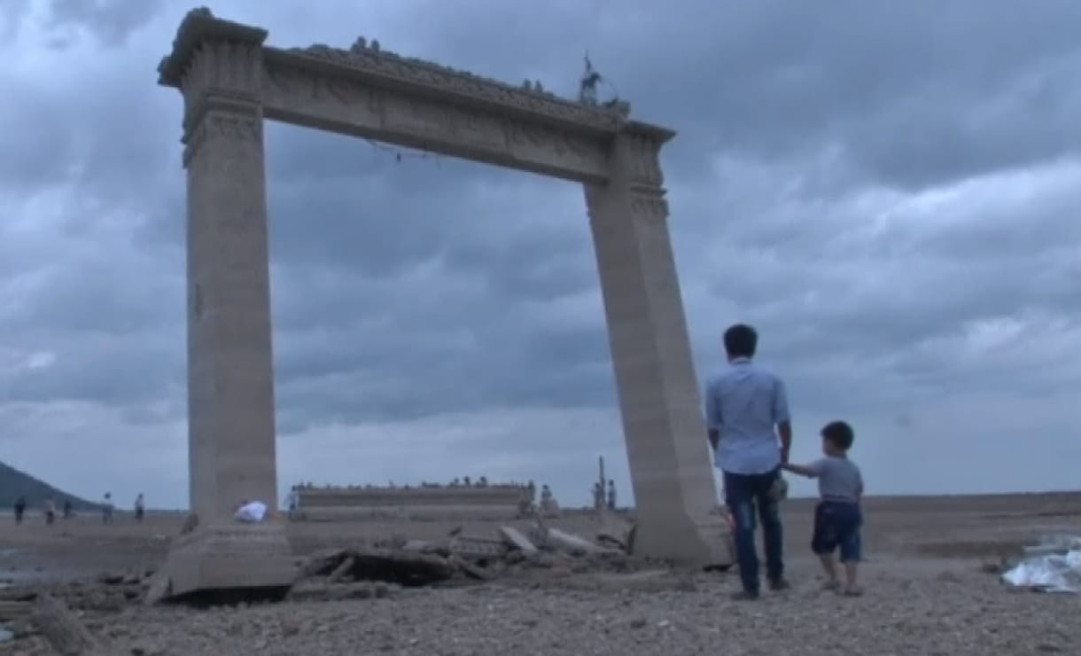 A szárazság miatt újra előkerült egy rég eltűnt templom Thaiföldön