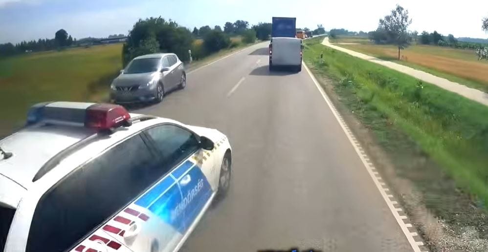 Majdnem frontális ütközés lett a rendőrautó előzéséből – videón a jelenet