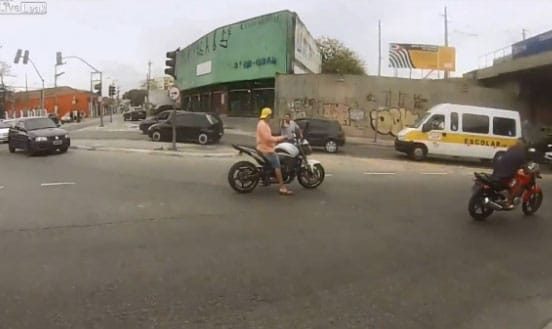 Csak erős idegzetűeknek: lepuffantották a motortolvajt – videó