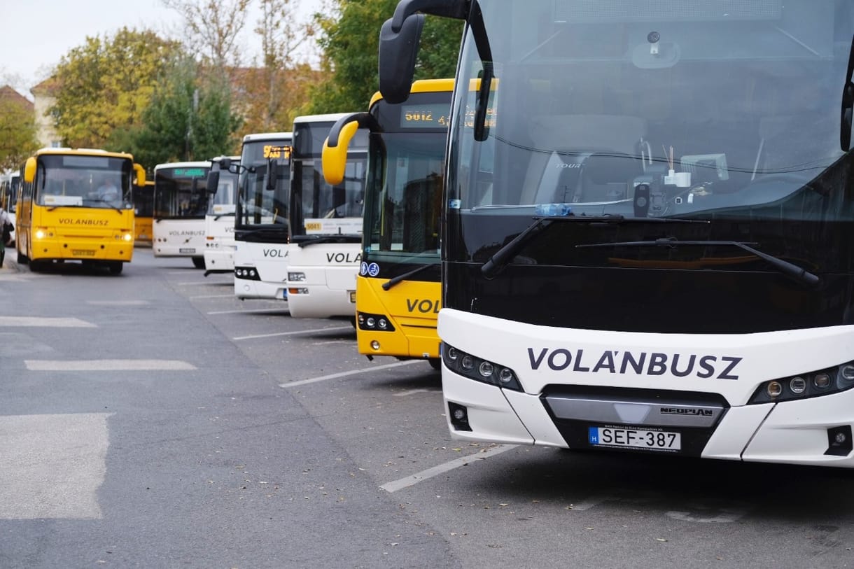 Kinyílt a busz hátsó ajtaja, kiesett a 13 éves lány Szigetszentmiklóson