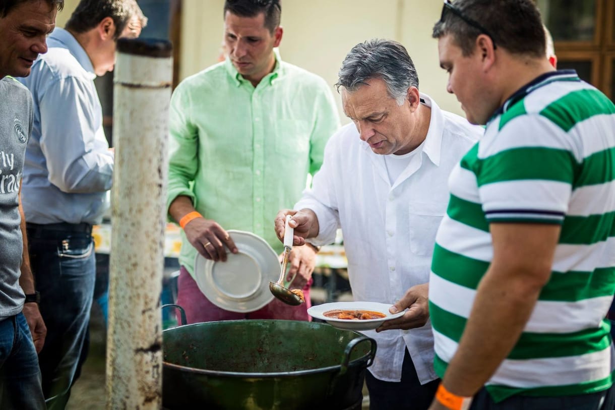 Komoly feladatot kapott a Törvényszéken az ember, aki rikító zöld ingét Orbánnak adta