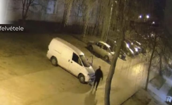 Kalapáccsal verte szét egy férfi a saját autóját, mert nem indult be – videó