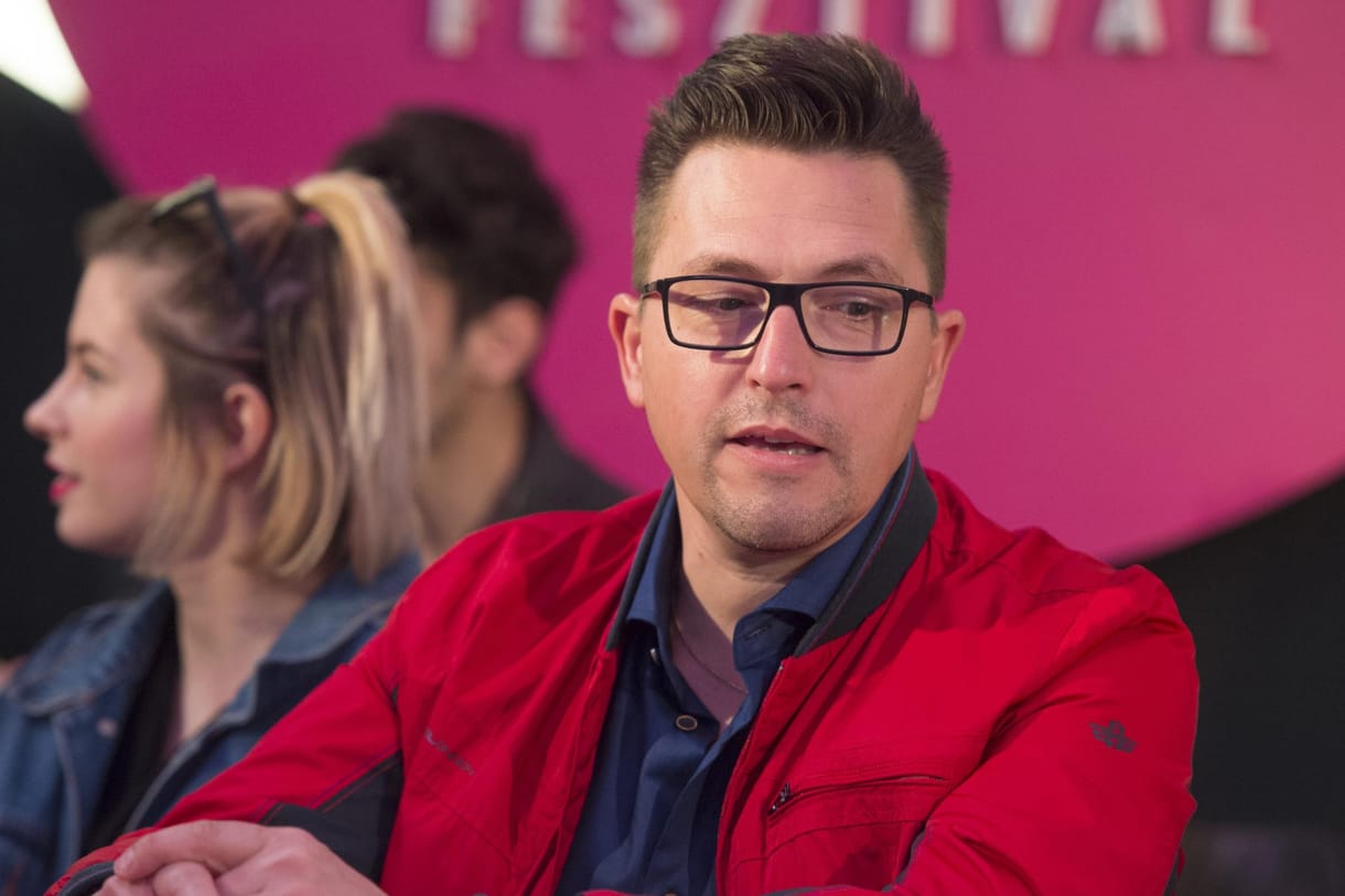 Kovács Ákos beszélgetéssorozatot indít a saját lányával