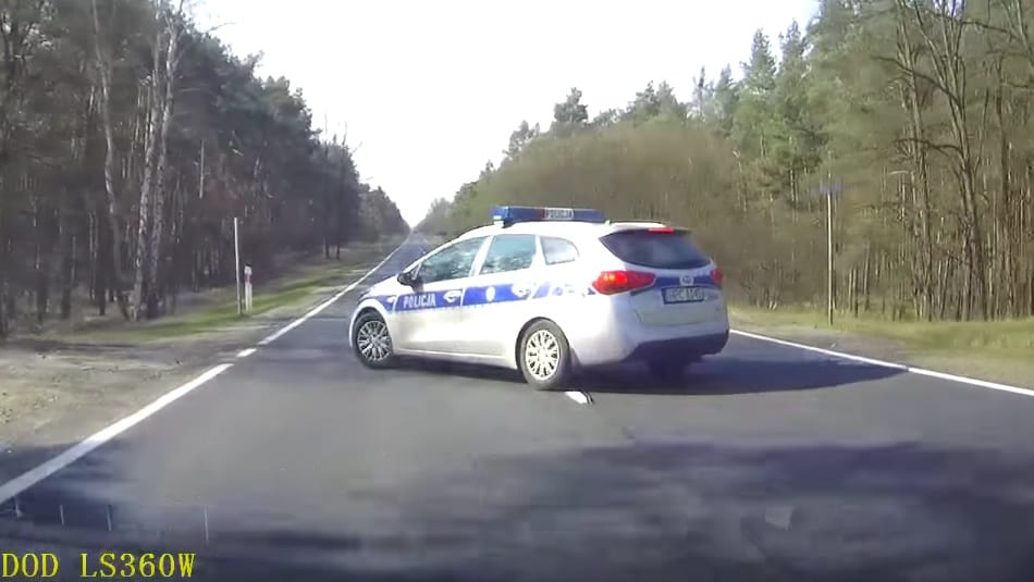 Nem cserélnénk az autóssal, aki egy rendőrautót kapott oldalba – videó