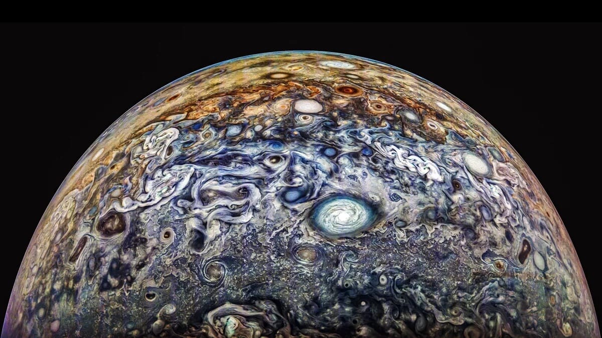 Elképesztő fotókat küldött haza a Juno űrszonda a Jupiter légköréről