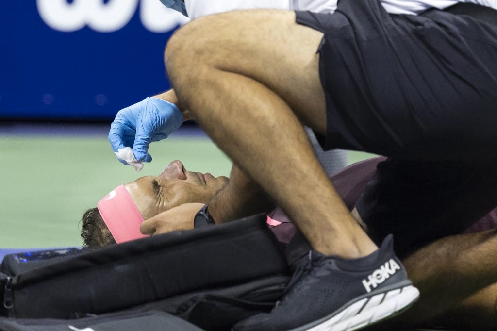 Rafael Nadal úgy orrba verte magát a teniszütőjével, hogy percekig ápolásra szorult