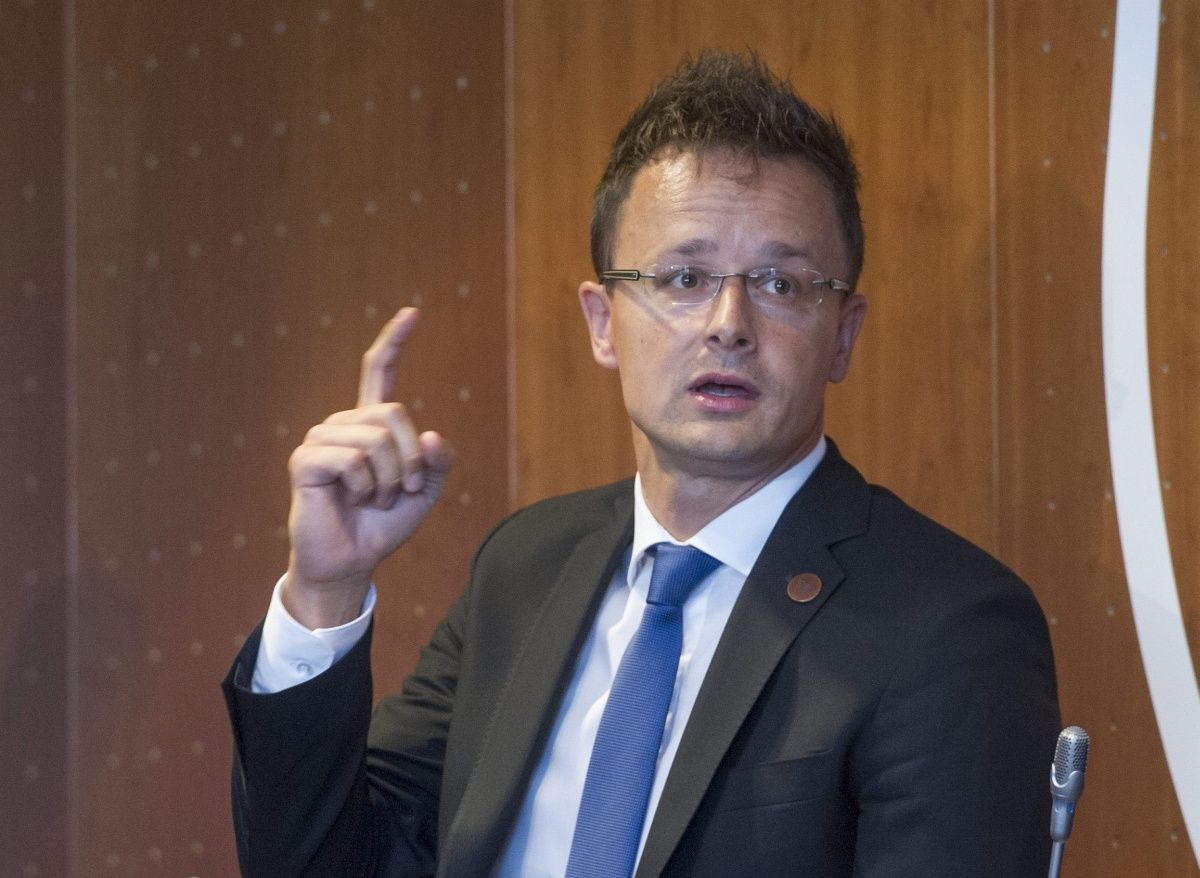 Szijjártó: ostobaság a menekültek Európába engedése