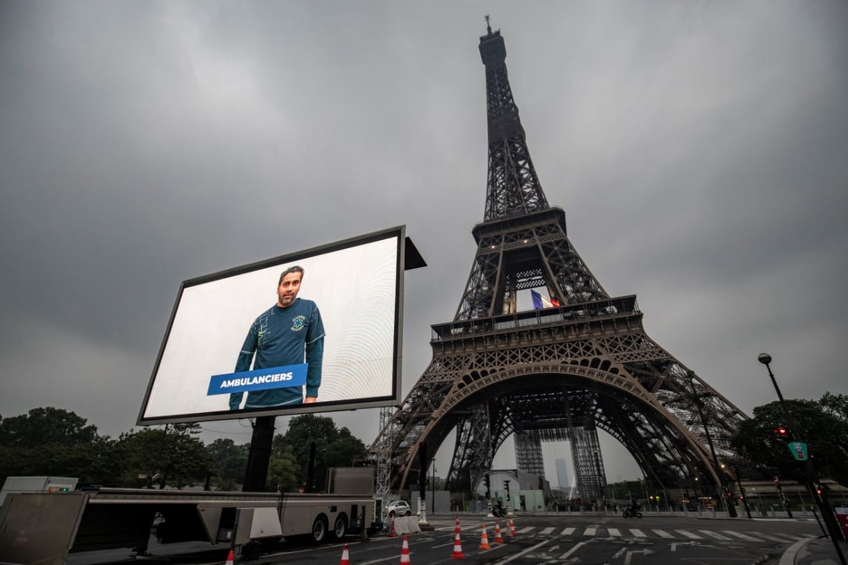 Ápolók, orvosok, bolti eladók portréival díszítették vasárnap az Eiffel-tornyot