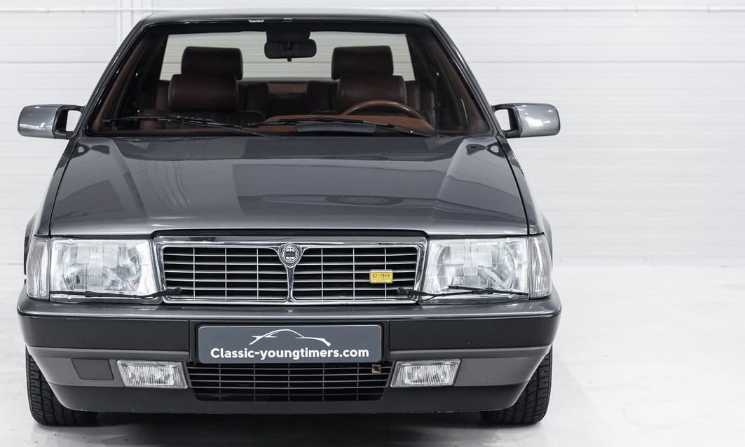 Egy Ferrari motoros régi Lancia Thema vár új gazdára