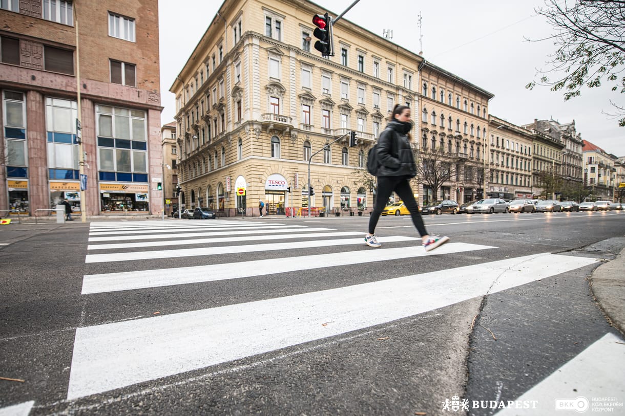Tényleg nem lehet átérni az új, Rákóczi úti zebrán?