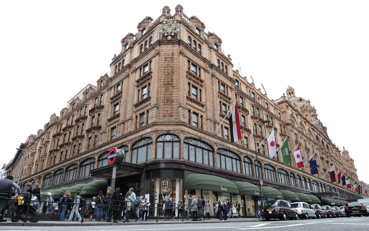 Gyanús lett a nő, aki 6 milliárd forintot költött a Harrodsban