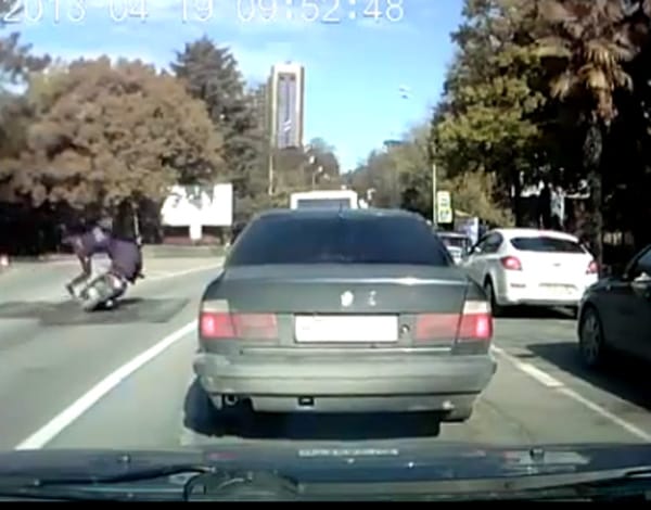 Leütött a rendőr egy száguldó motorost – videó