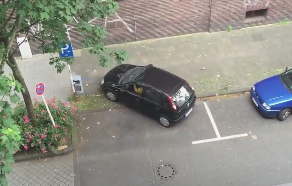 Ezt a parkolást képtelenség elhinni – videó