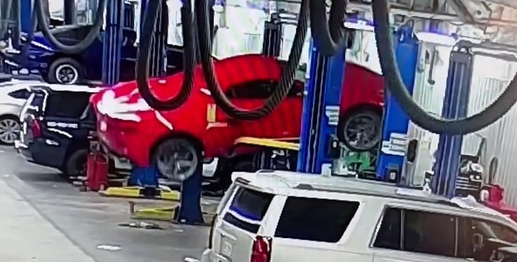 Átadás előtti ellenőrzésen zuhant le az emelőről egy Chevrolet Corvette