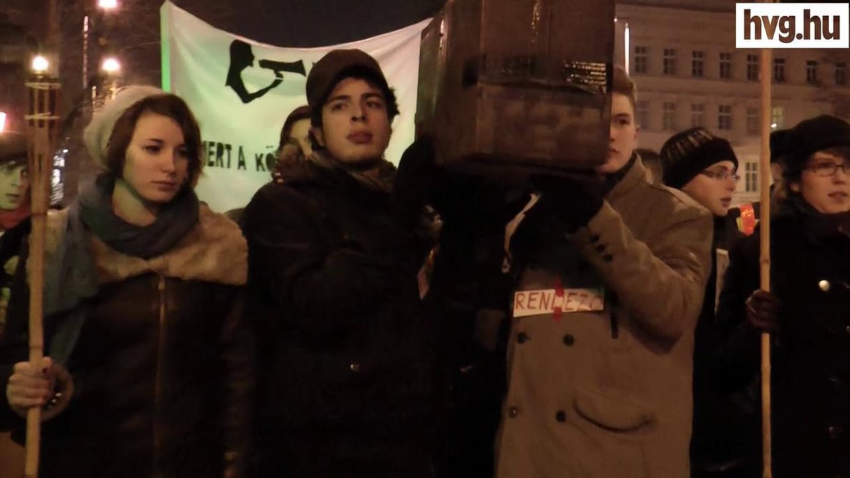 Belimbózni az egyetemre - videó a közoktatás temetéséről