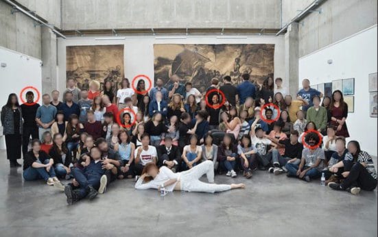 Photoshoppal varázsolt fekete diákokat egy csoportképre egy francia iskola