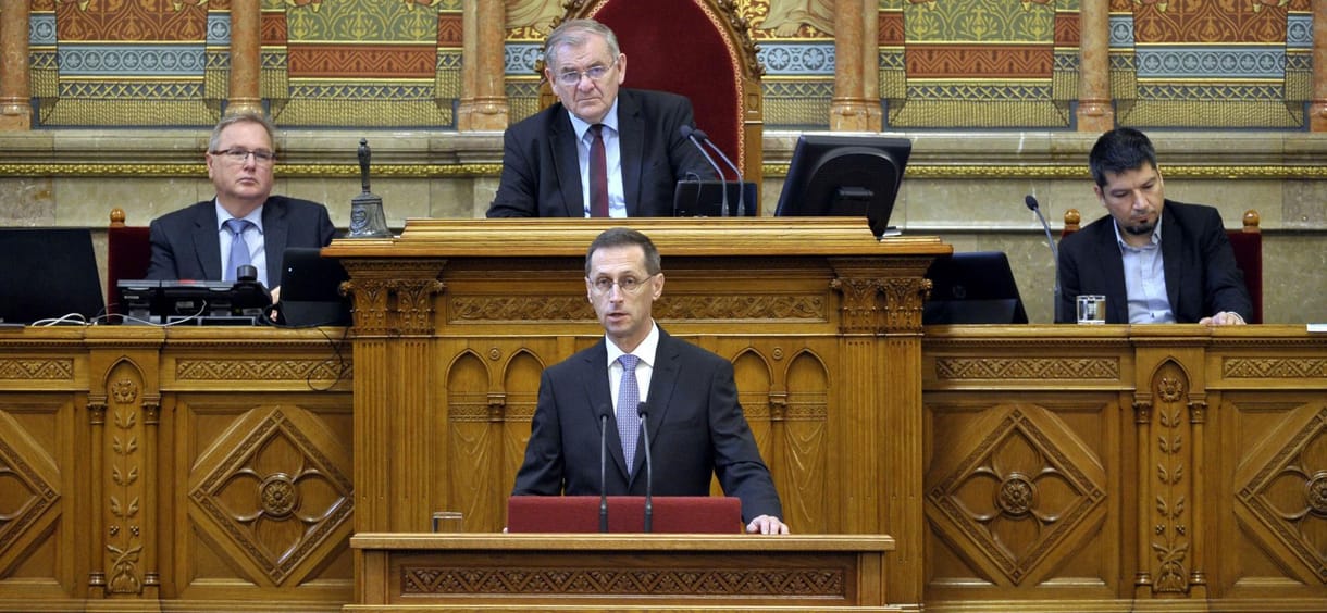 Spórolni kezd a kormány egy válságra – elkezdték a 2020-as költségvetés vitáját