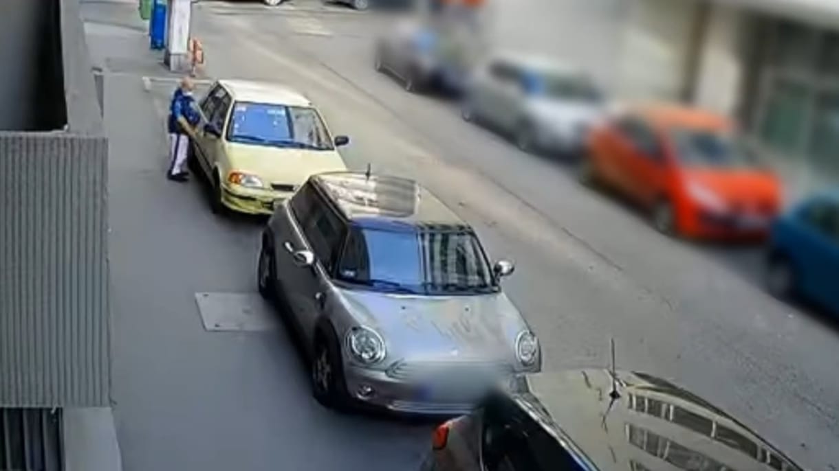 Végig vette a kamera, ahogy egy férfi autókat próbál feltörni a második kerületben