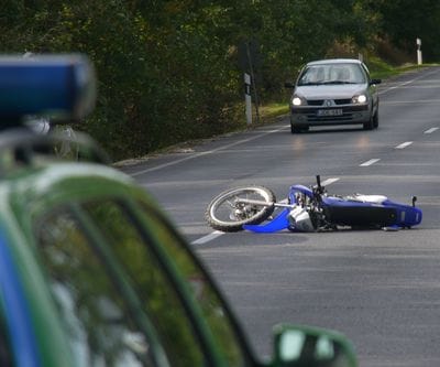 Kanyar után kanyarodott a motoros, hátulról elsodorták
