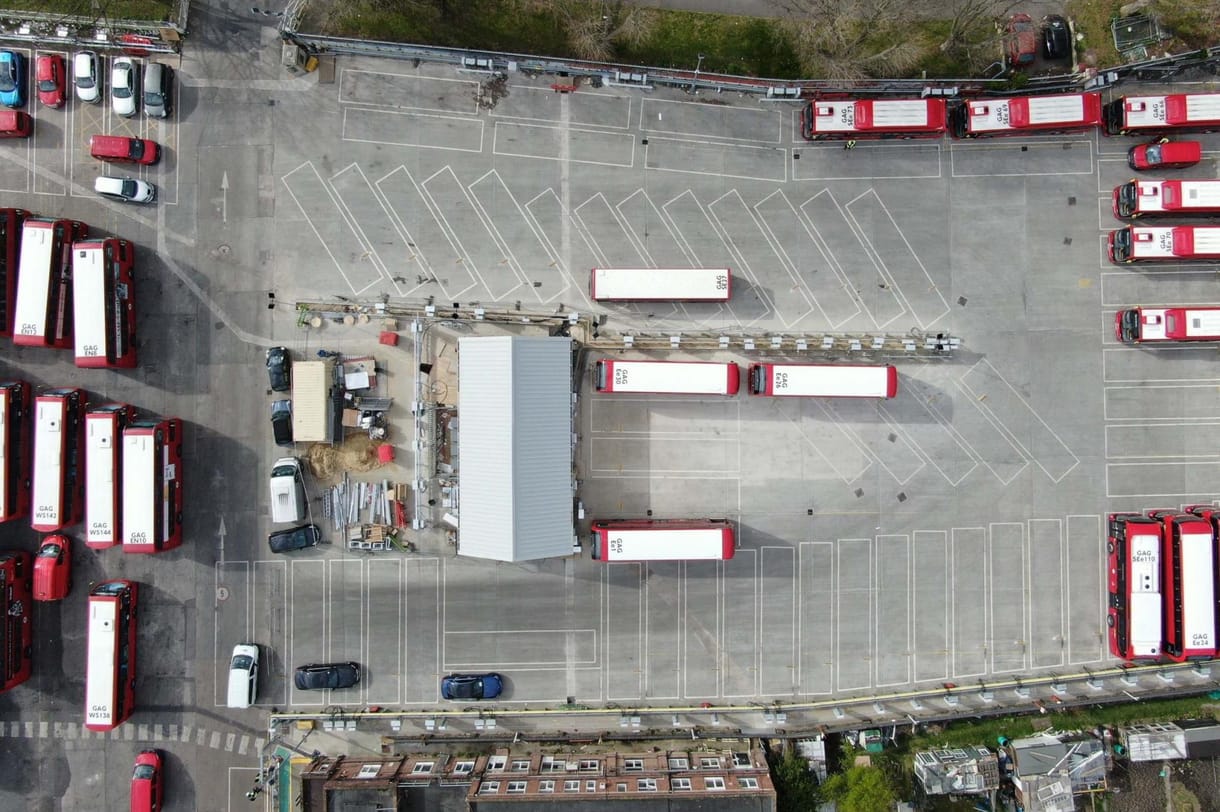 9000 busz ereje: virtuális erőművé válhat egy londoni buszgarázs