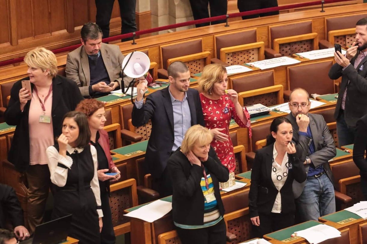 Az ellenzék elfoglalta a pulpitust, Orbán arcába sípoltak, de a Fidesz elfogadta a rabszolgatörvényt