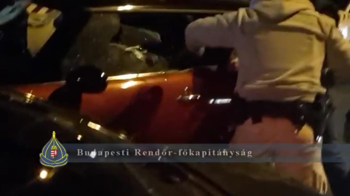 Akciófilmbe illő videó, drogdílereket fogtak a rendőrök