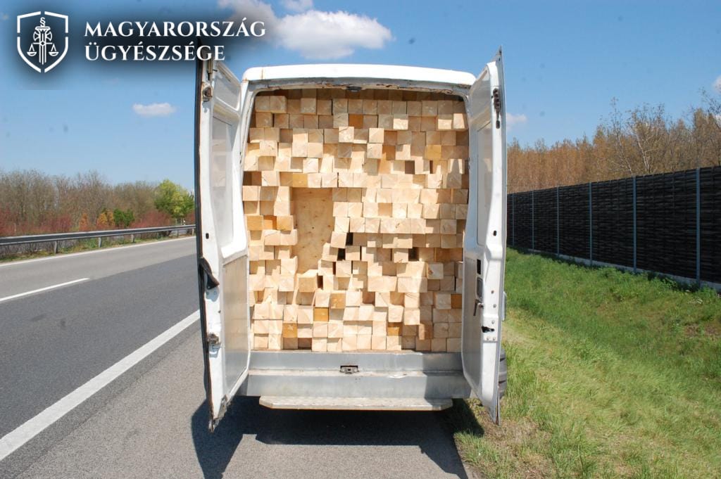 Tartályok és fahasábok mögötti rejtekhelyen szállított 32 illegális bevándorlót egy cseh sofőr