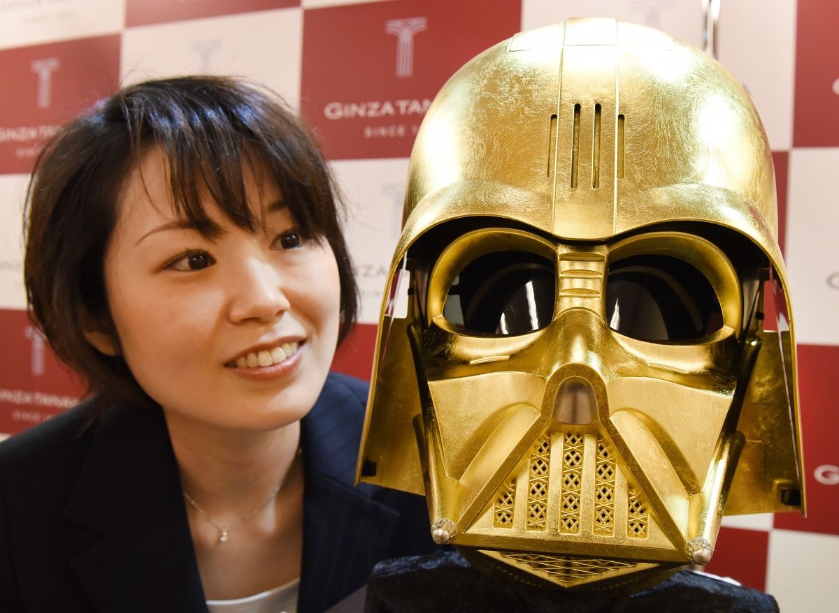 Arannyal bevont Darth Vader-maszk - a rajongásnak tényleg nincs határa