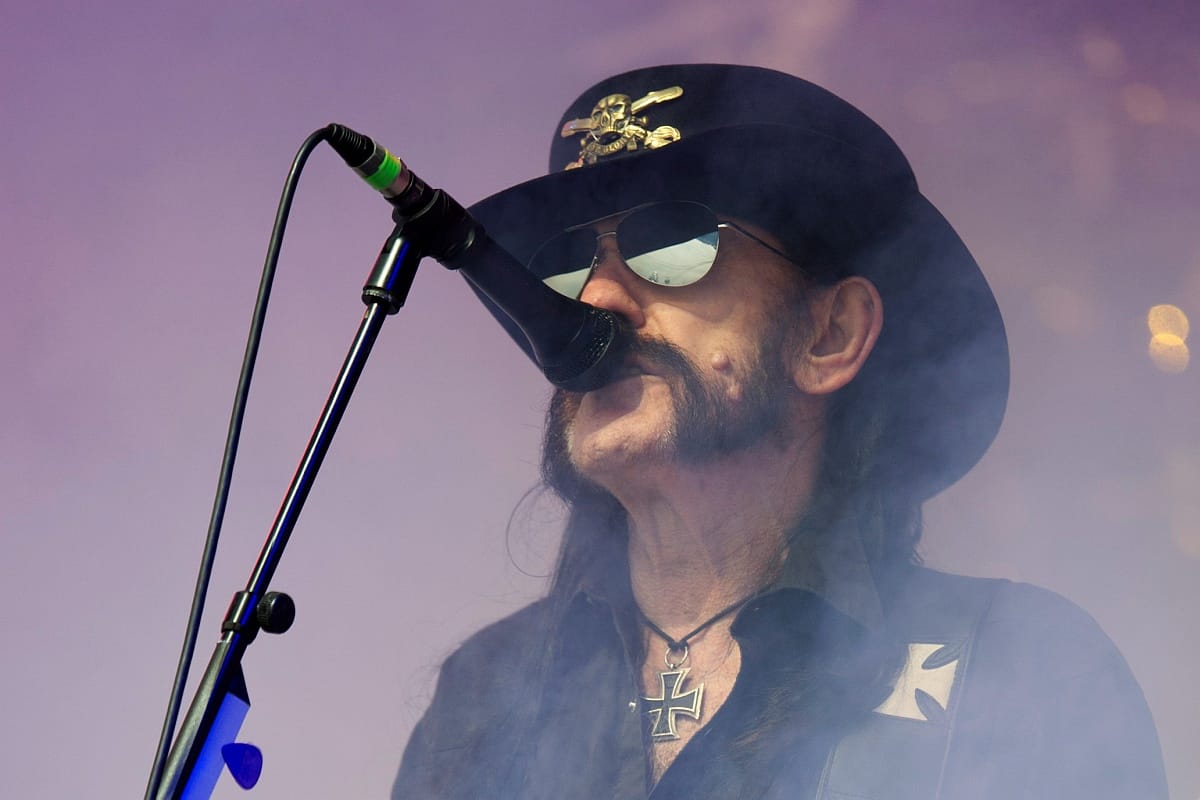 Töltényekbe porciózva osztották szét Lemmy hamvait